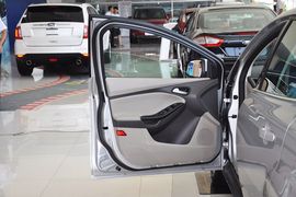2012款福特福克斯三厢1.6L手自一体尊贵型