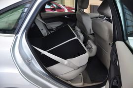 2012款福特福克斯三厢1.6L手自一体尊贵型
