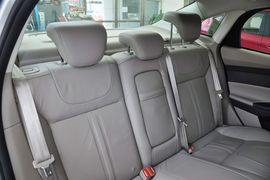 2012款福特福克斯三厢1.6L手自一体尊贵型