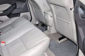 2012款福特福克斯三厢1.6L手自一体尊贵型