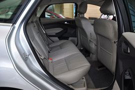 2012款福特福克斯三厢1.6L手自一体尊贵型