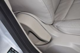2012款福特福克斯三厢1.6L手自一体尊贵型