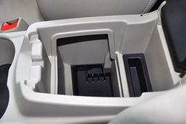2012款福特福克斯三厢1.6L手自一体尊贵型