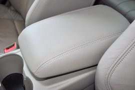2012款福特福克斯三厢1.6L手自一体尊贵型