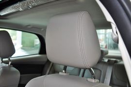 2012款福特福克斯三厢1.6L手自一体尊贵型