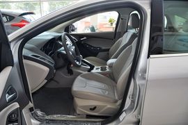 2012款福特福克斯三厢1.6L手自一体尊贵型