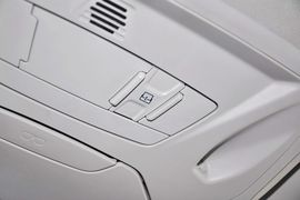 2012款福特福克斯三厢1.6L手自一体尊贵型