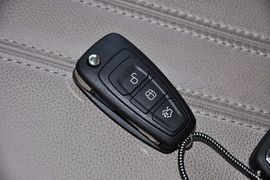 2012款福特福克斯三厢1.6L手自一体尊贵型