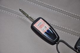 2012款福特福克斯三厢1.6L手自一体尊贵型