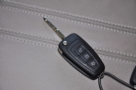 2012款福特福克斯三厢1.6L手自一体尊贵型