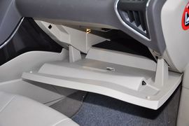 2012款福特福克斯三厢1.6L手自一体尊贵型