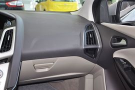 2012款福特福克斯三厢1.6L手自一体尊贵型