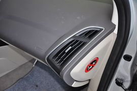 2012款福特福克斯三厢1.6L手自一体尊贵型