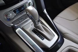 2012款福特福克斯三厢1.6L手自一体尊贵型