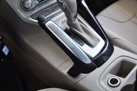 2012款福特福克斯三厢1.6L手自一体尊贵型