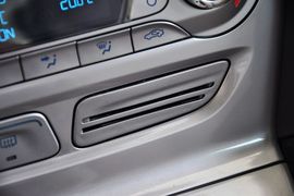2012款福特福克斯三厢1.6L手自一体尊贵型