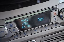 2012款福特福克斯三厢1.6L手自一体尊贵型