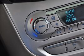 2012款福特福克斯三厢1.6L手自一体尊贵型