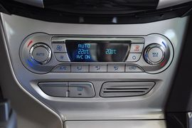2012款福特福克斯三厢1.6L手自一体尊贵型