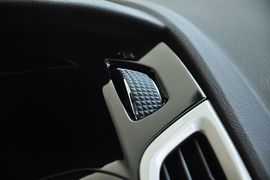 2012款福特福克斯三厢1.6L手自一体尊贵型