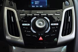2012款福特福克斯三厢1.6L手自一体尊贵型