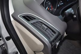 2012款福特福克斯三厢1.6L手自一体尊贵型