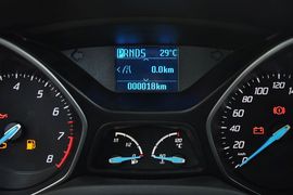 2012款福特福克斯三厢1.6L手自一体尊贵型