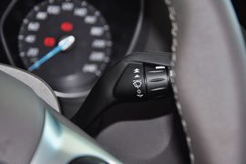 2012款福特福克斯三厢1.6L手自一体尊贵型