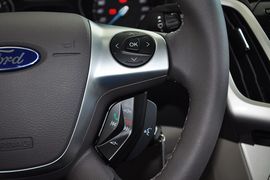 2012款福特福克斯三厢1.6L手自一体尊贵型