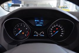 2012款福特福克斯三厢1.6L手自一体尊贵型