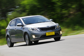 2012款东风悦达起亚K2两厢对比北京汽车E150实拍