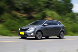 2012款东风悦达起亚K2两厢对比北京汽车E150实拍