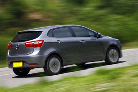 2012款东风悦达起亚K2两厢对比北京汽车E150实拍