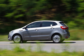 2012款东风悦达起亚K2两厢对比北京汽车E150实拍