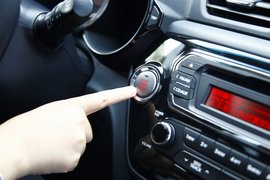 2012款东风悦达起亚K2两厢对比北京汽车E150实拍