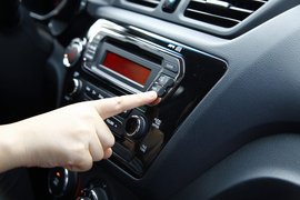 2012款东风悦达起亚K2两厢对比北京汽车E150实拍