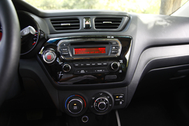 2012款东风悦达起亚K2两厢对比北京汽车E150实拍