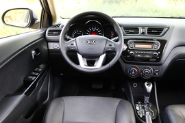 2012款东风悦达起亚K2两厢对比北京汽车E150实拍