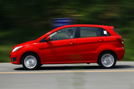 2012款东风悦达起亚K2两厢对比北京汽车E150实拍