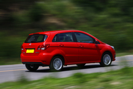 2012款东风悦达起亚K2两厢对比北京汽车E150实拍