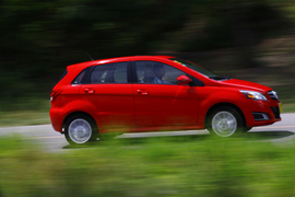 2012款东风悦达起亚K2两厢对比北京汽车E150实拍