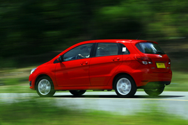 2012款东风悦达起亚K2两厢对比北京汽车E150实拍