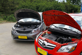 2012款东风悦达起亚K2两厢对比北京汽车E150实拍