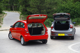 2012款东风悦达起亚K2两厢对比北京汽车E150实拍