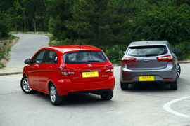 2012款东风悦达起亚K2两厢对比北京汽车E150实拍