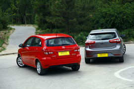 2012款东风悦达起亚K2两厢对比北京汽车E150实拍