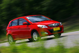 2012款东风悦达起亚K2两厢对比北京汽车E150实拍