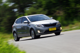 2012款东风悦达起亚K2两厢对比北京汽车E150实拍