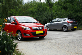 2012款东风悦达起亚K2两厢对比北京汽车E150实拍