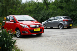 2012款东风悦达起亚K2两厢对比北京汽车E150实拍